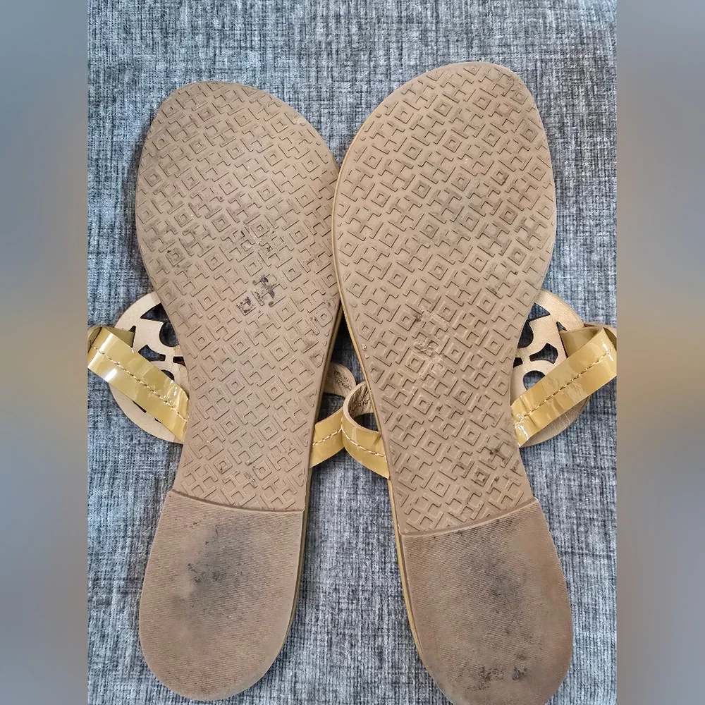 Tory Burch Beige Patent Leather Logo Thong Sandals - Picture 3 of 8
